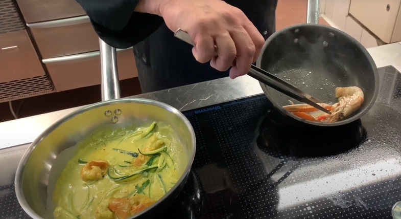 Tagliatelle al profumo di basilico saltate con scampi, curry e zucchine